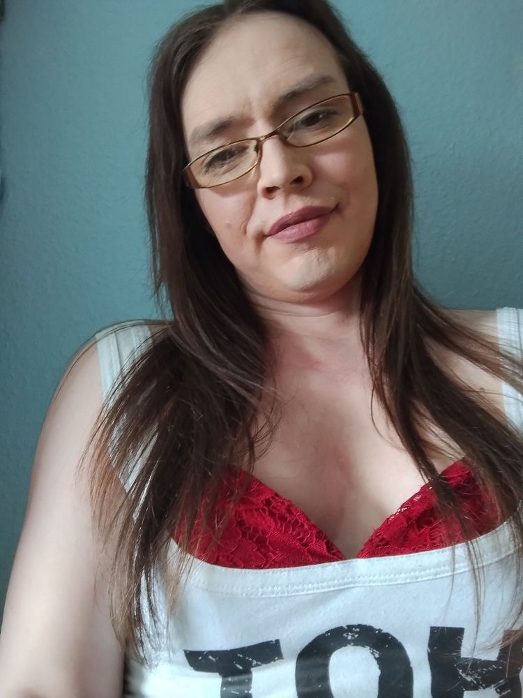 Mundane selfie of the poster, there was an attempt at makeup.