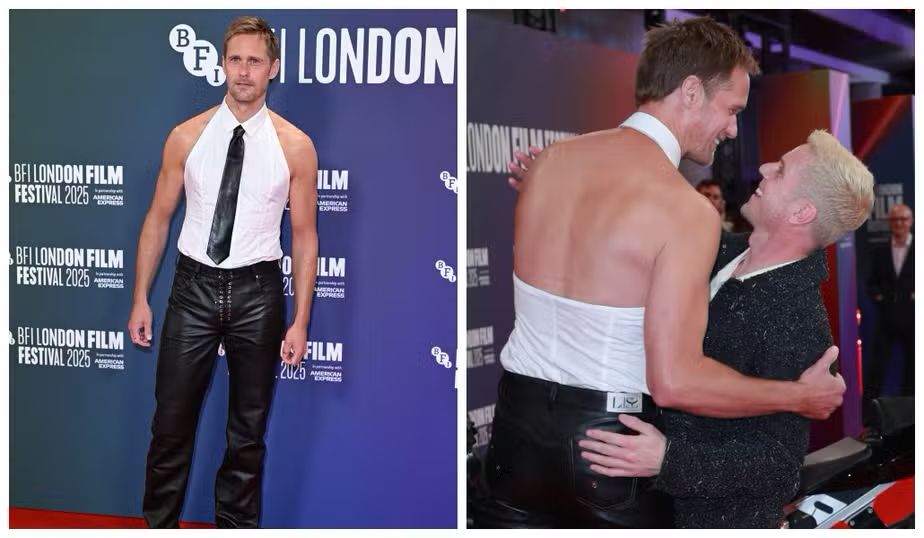 Alexander Skarsgård, homem branco, loiro, alto, magro e musculoso com calça de couro preta e blusa tipo camisa social mas com modelagem frente única e com uma gravata preta por cima.