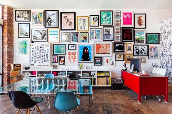 Casa com parede cheia de quadros 