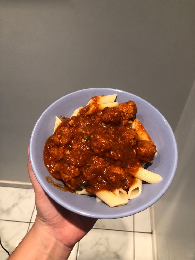 Macarrão com molho vermelho e proteína de soja tamanho grande 