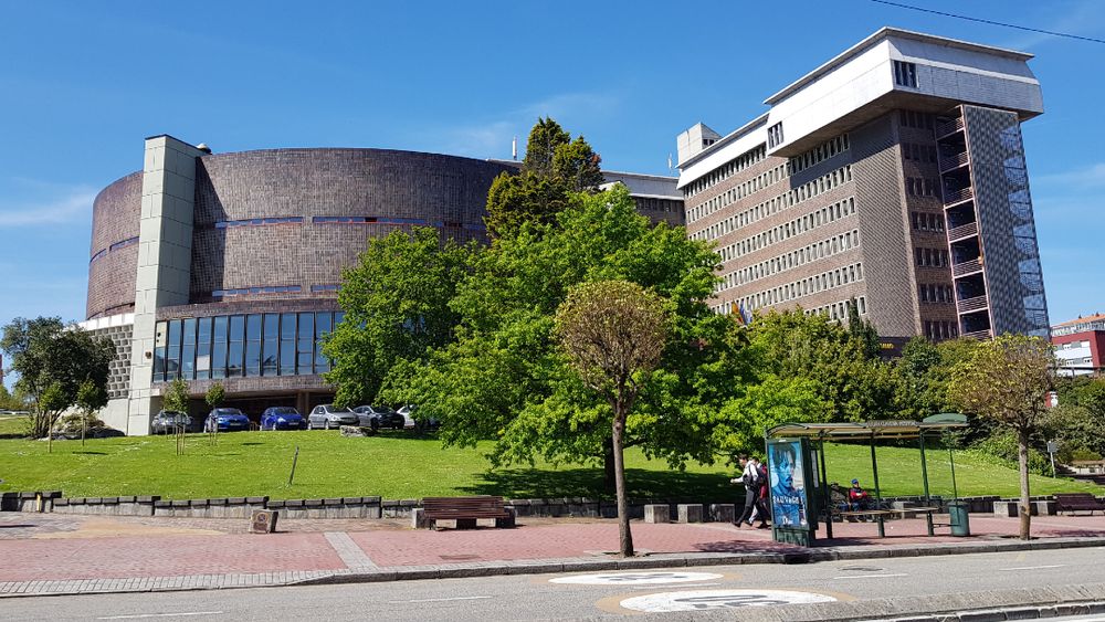 Foto 🎖️ La Facultad de Medicina entrega el lunes a las 12:00 horas 📍 el premio Egregie Munia 2025 a ...