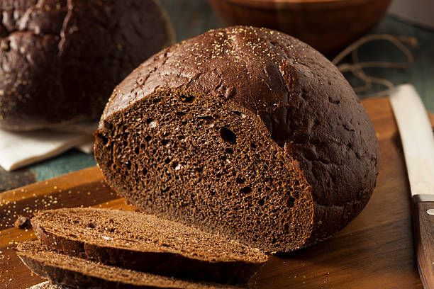 Aufgeschnittenes Laib Pumpernickel