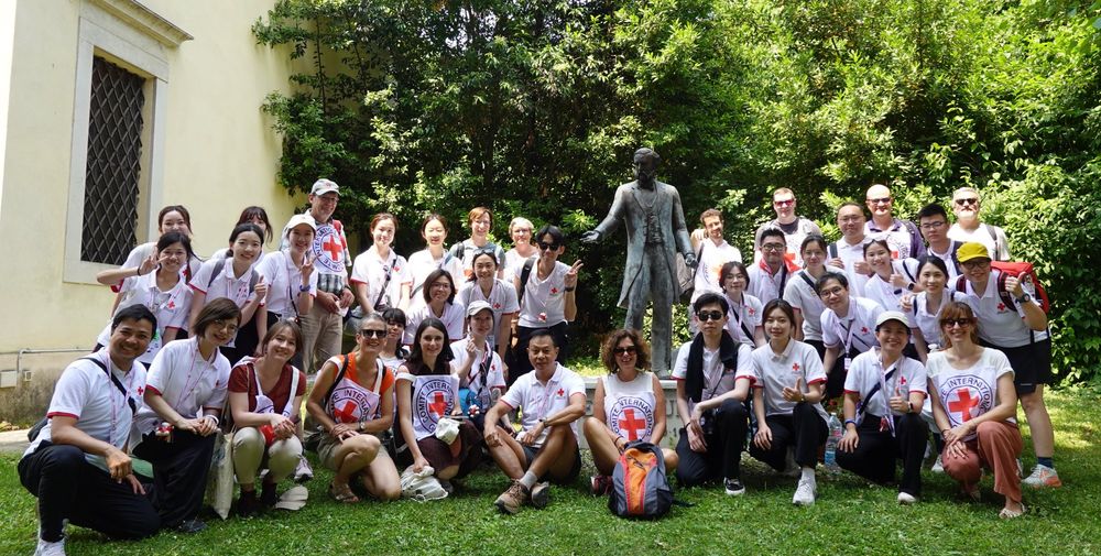Photo commune entre participants du CICR et de la Croix-Rouge de Hong Kong
