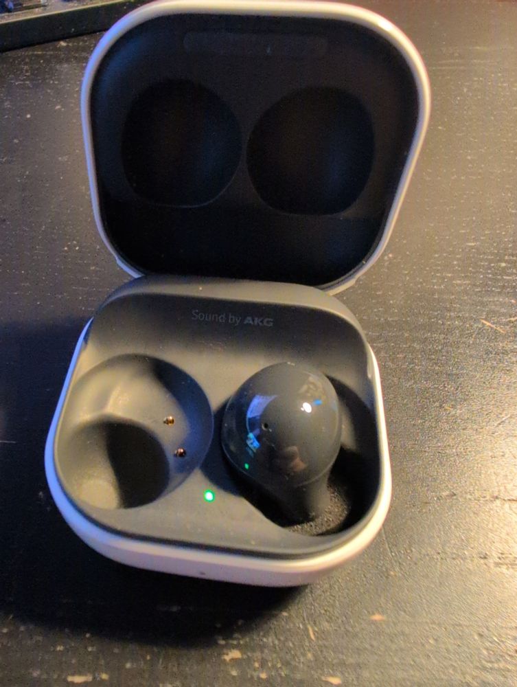 Dose eines älteren Samsung Buds Modells mit nur einem Samsung Bud.