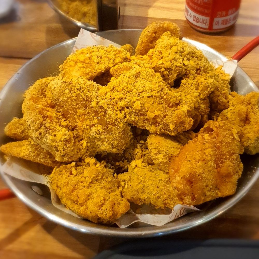 60계치킨의 메뉴 중 하나인 호랑이치킨이 홀 서빙이 된 사진