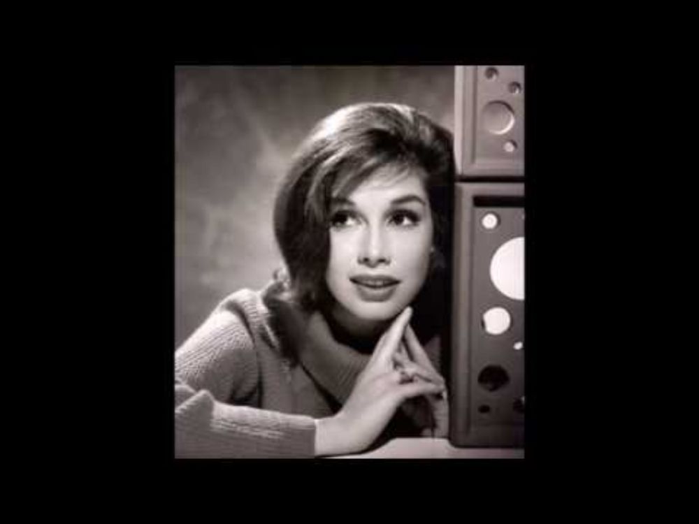 Love is all around Mary Tyler Moore (In Memory)