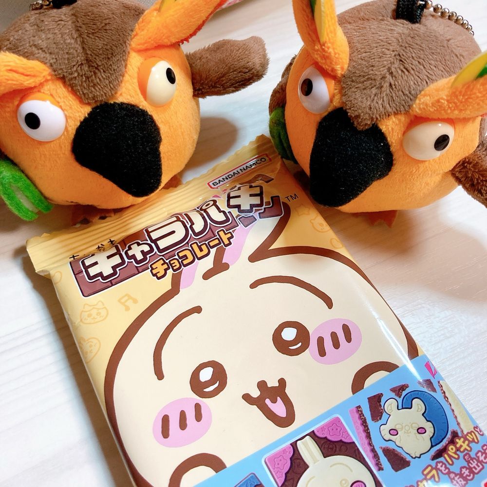 ちいかわデザインのキャラパキ（チョコレート）とぬいぐるみ