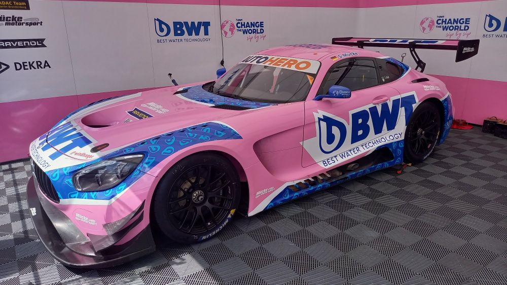 Ein Auto bei der DRM mit Pink, Blau und Weiß