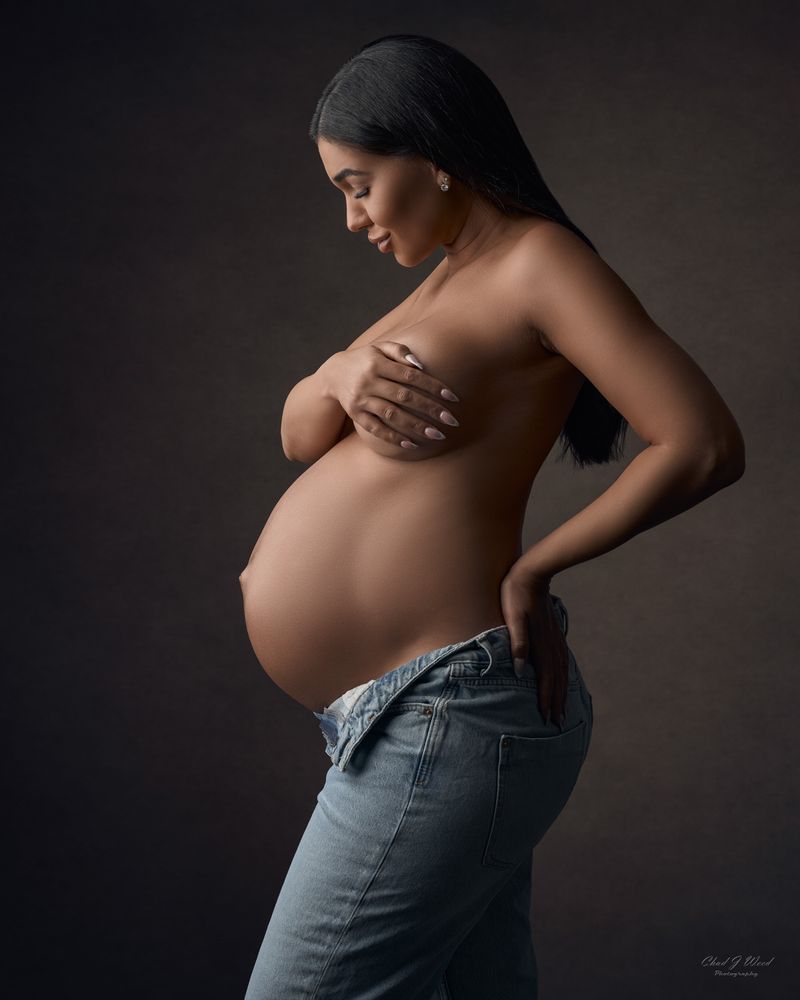 Maternity Photography Phoenix: Pregnant woman in jeans and soft window lighting