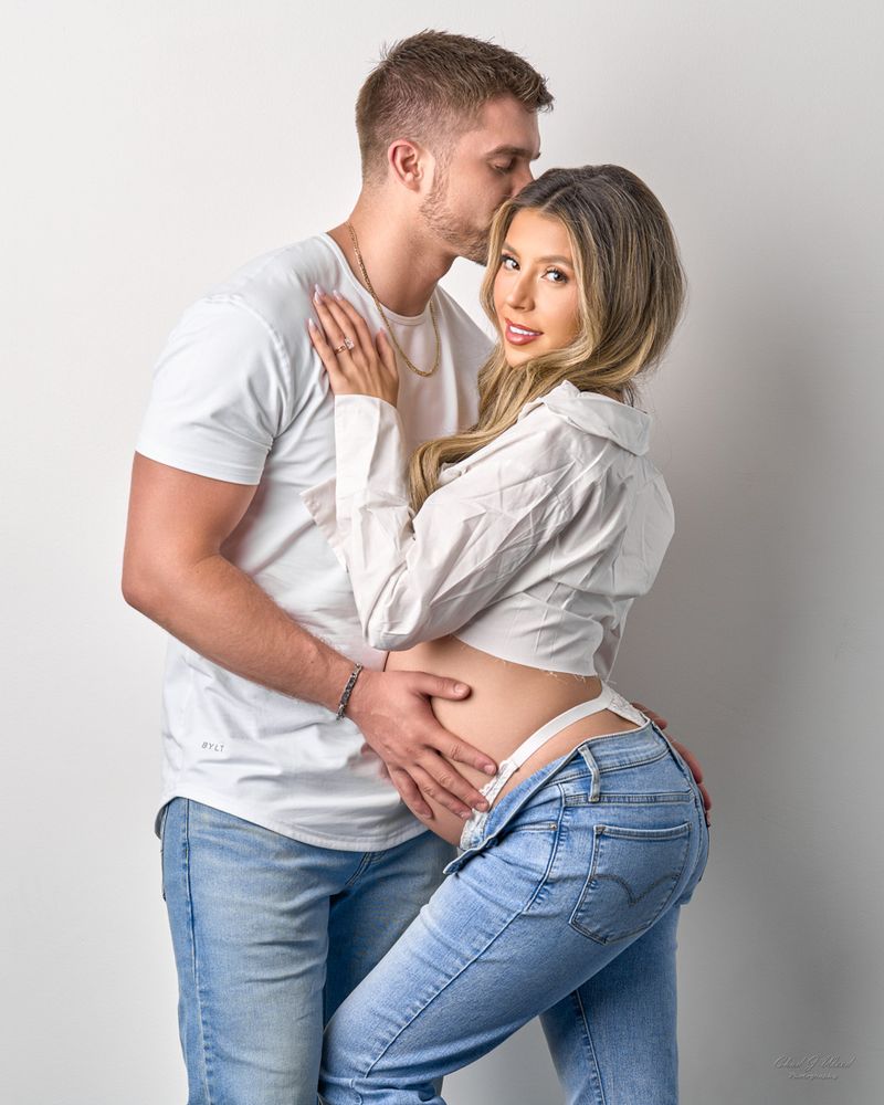 Timeless photo of couples Maternity photography with pregnancy and love.