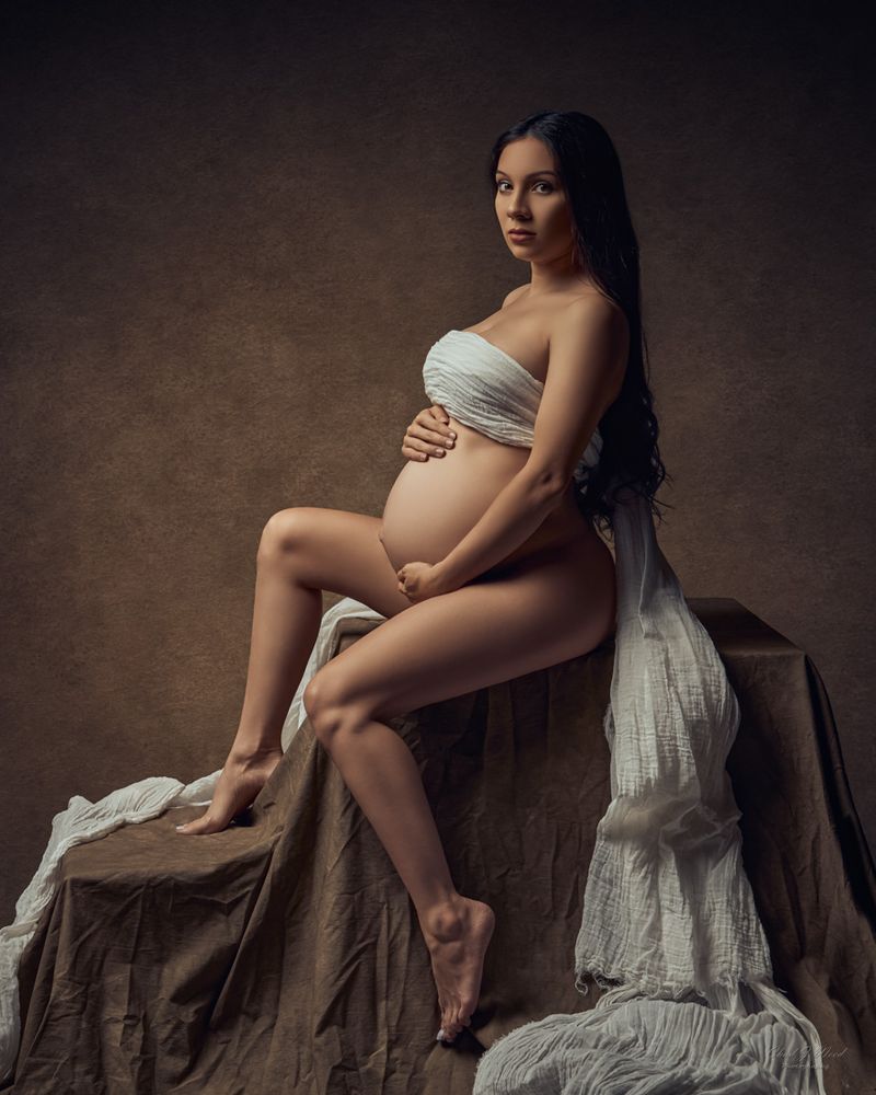 Renaissance inspired fine art maternity photoshoot