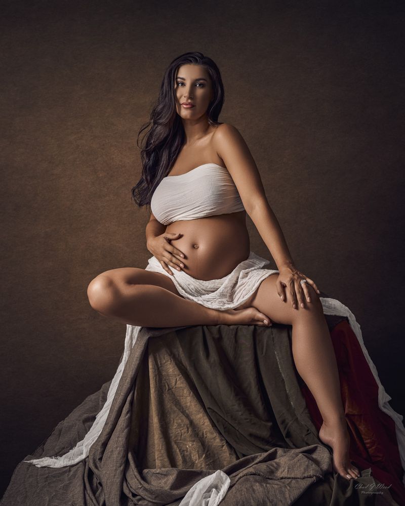 Phoenix Maternity Photography: Pregnant woman in a vintage-inspired setting