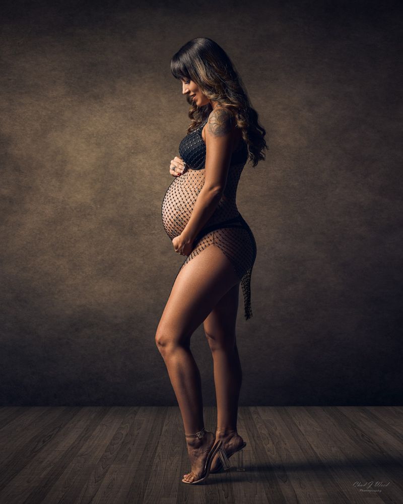 Maternity photographer in Phoenix capturing glowing expectant mother with long legs and heels