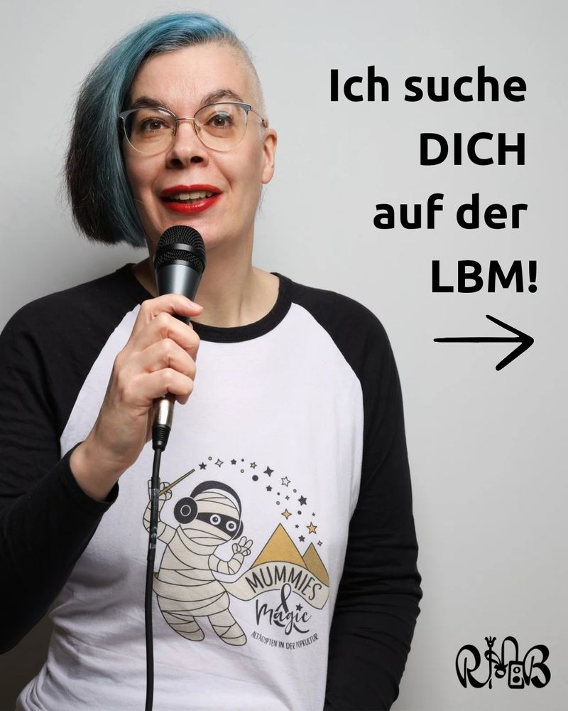 Roxane trägt ein Mummies & Magic-Shirt und hält ein Mikro in der Hand.
Daneben steht: "Ich suche DICH auf der LBM!"