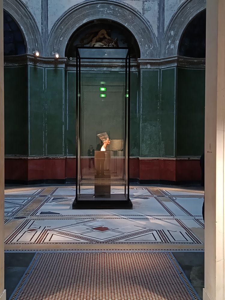 Nofretete in ihrer Vitrine in ihrem Ausstellungsraum.