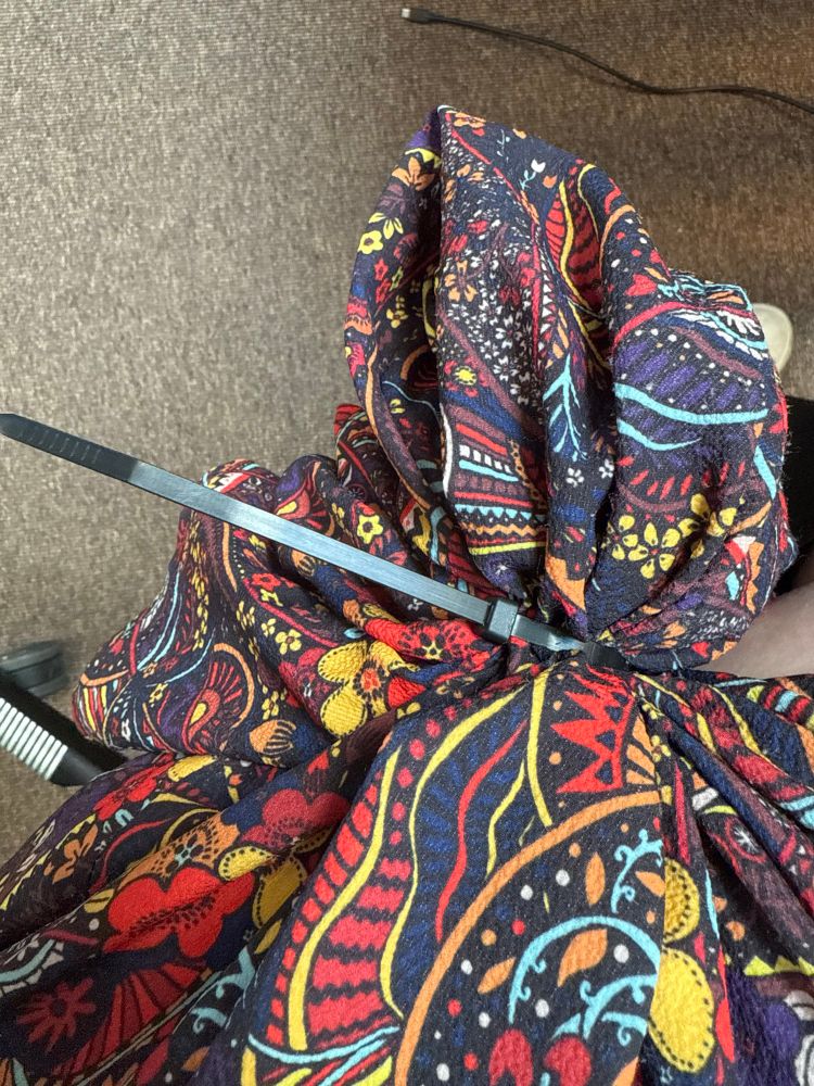 Kjole er stripset opp sånn at den ikke forsvinner inn i sykkel på nytt