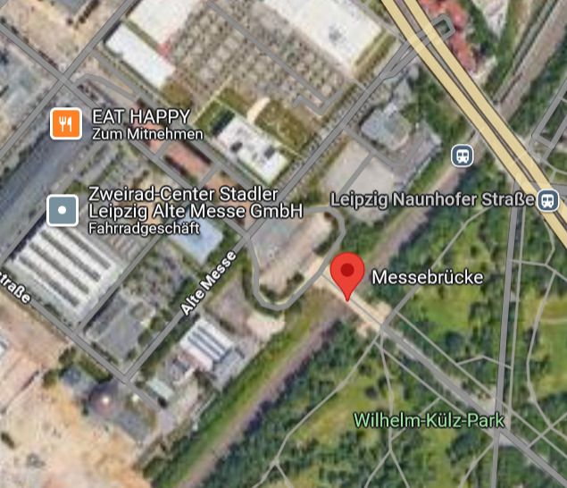 Ein Ausschnitt aus Google-Maps, der die "Messebrücke" über der S-Bahn zeigt, die die Straße des 18. Oktober und die Alte Messe mit dem Wilhelm-Külz-Park verbindet.