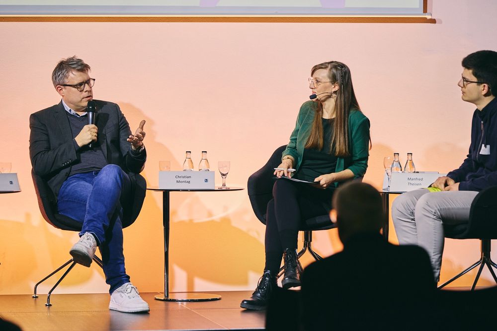 Psychologe Christian Montag (links) im Gespräch mit Jenny Genzmer und einem jugendlichen Konferenzteilnehmer (rechts). Foto: Christof Jakob