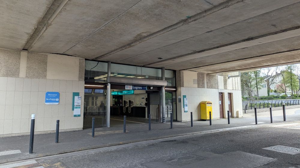 Photo de l'entrée de la gare RER de Lognes