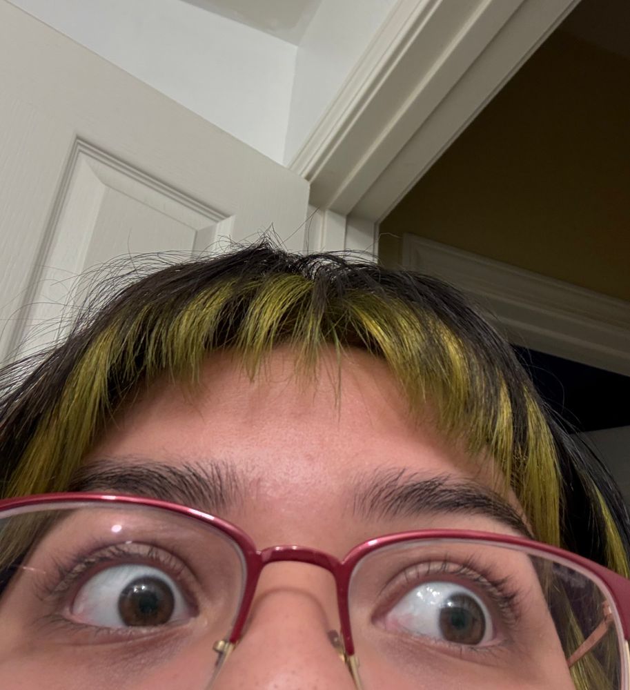 pic of my forehead w fresh olive green panels under my bangs that i did myself bc im a big boy DNJDKD