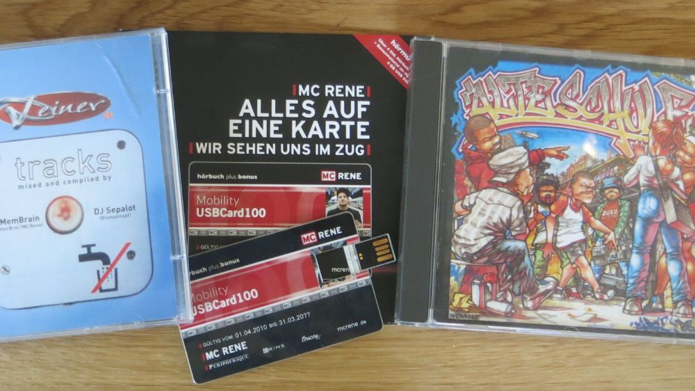 Links CD "Deiner Tracks" von der Bahn, in der Mitte "Alles auf eine Karte" und rechts CD "Alte Schule"