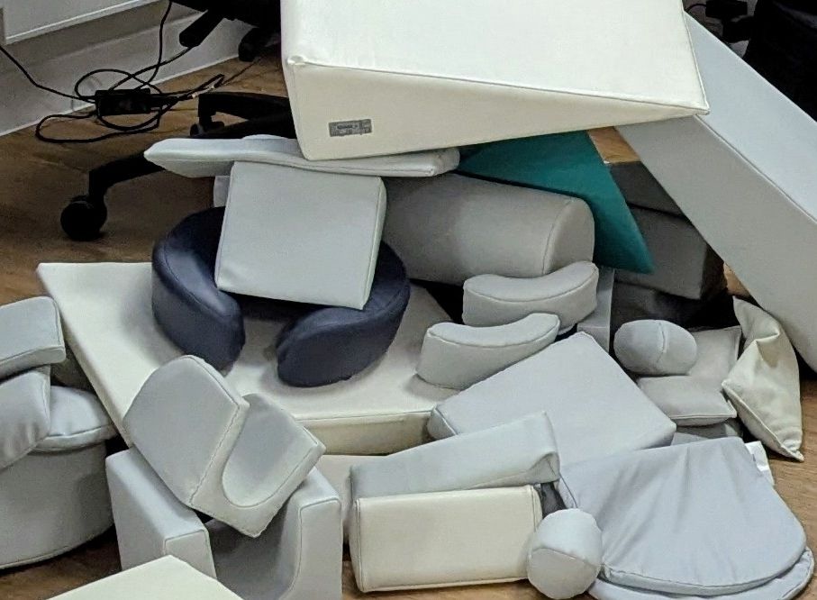 ein Haufen Schaumstoffteile in verschiedenen geometrischen Formen, hauptsächlich weiß oder hellgrau