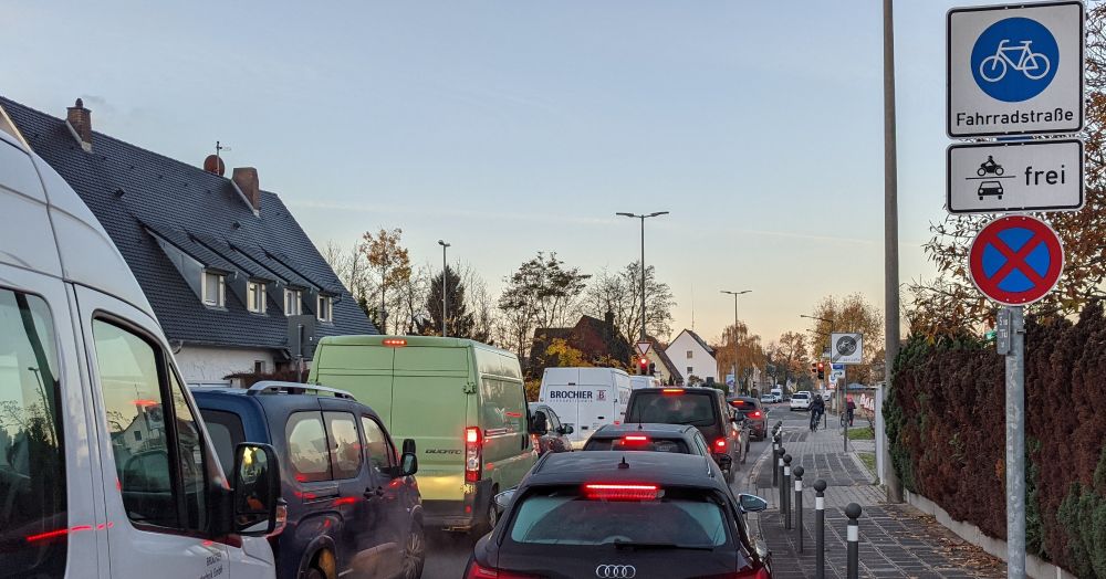 Kfz-Rückstau in einer "Fahrradstraße"
