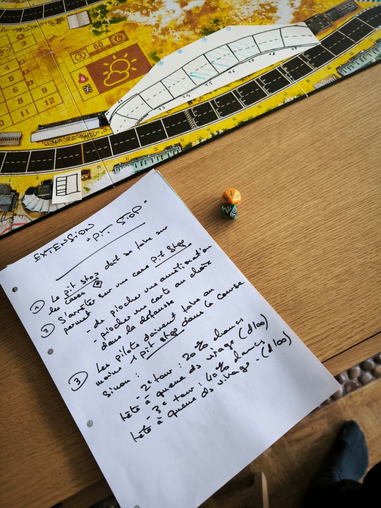 On peut lire les règles de l'extension et on voit l'ajout au circuit, des cases bleues qui indiquent où s'arrêter pour réaliser le pit stop