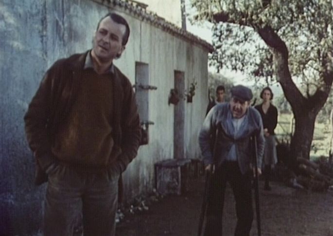 Imagen de los Santos inocentes (película) con el señorito Iván en primer plano y Alfredo Landa cojo en segundo plano.