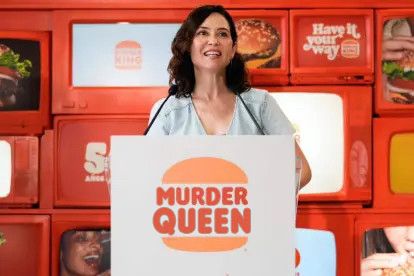 Edición de una imagen de Ayuso en el Burger King con el texto del logo: MURDER QUEEN