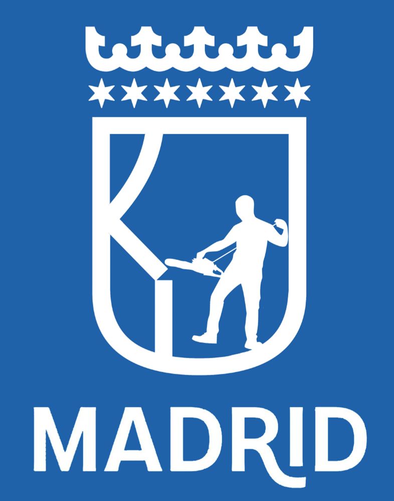 Edición del nuevo logo de Madrid con una persona con una motosierra cortando el madroño.