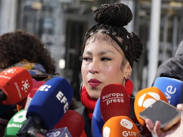 Imagen de Lesly Ochoa a las puertas del juzgado como denunciante de la explotación de laboral que sufrió trabajando en el musical de Nacho Cano.