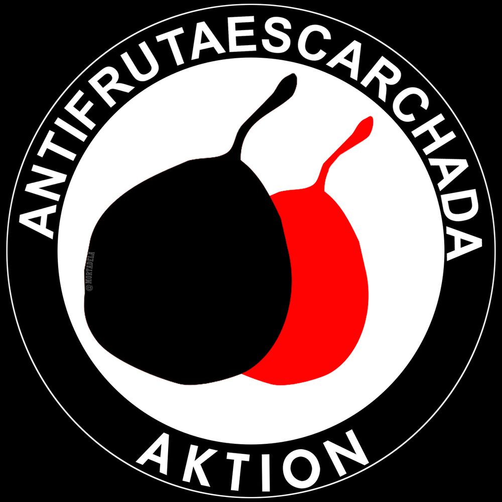 Edición del diseño de antifascismo action con el texto: Antifrutaescarchada aktion y un  dibujo de dos peras, una roja y otra negra, en el centro del diseño.