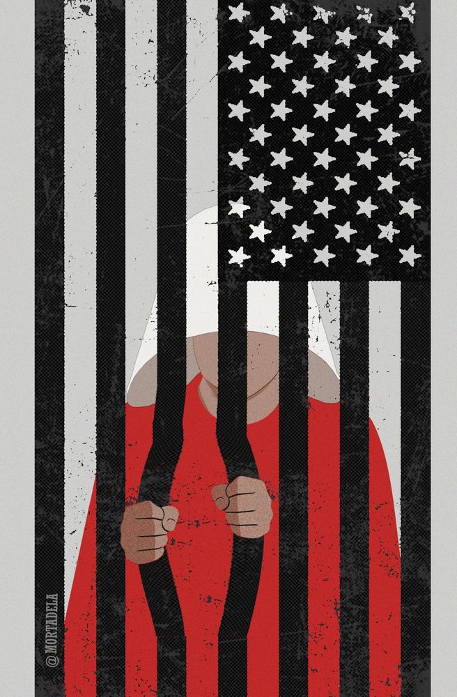 Bandera de EEUU en blanco y negro con las barras a modo de barrotes que encierran a una mujer que viste el traje característico del Cuento de la criada que está rompiendo esos barrotes.