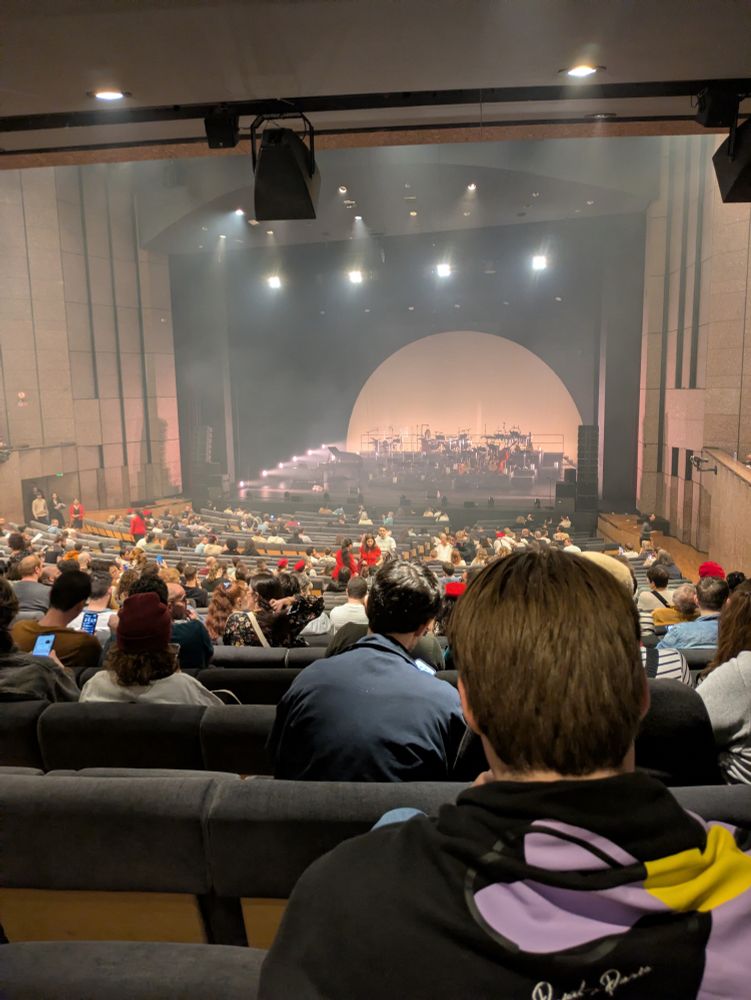 Photo de la salle de concert pour l'orchestre de Clair obscur expédition 33 (y'a du monde )
