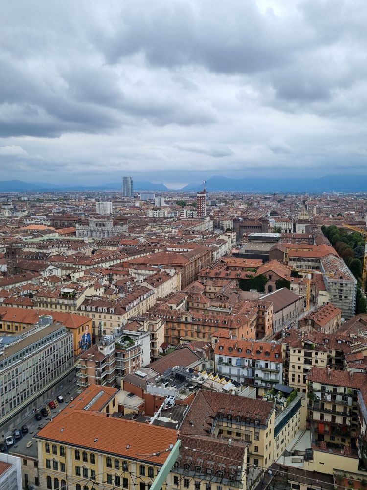 Blick über Turin, Berge mit Wolken im Hintergrund