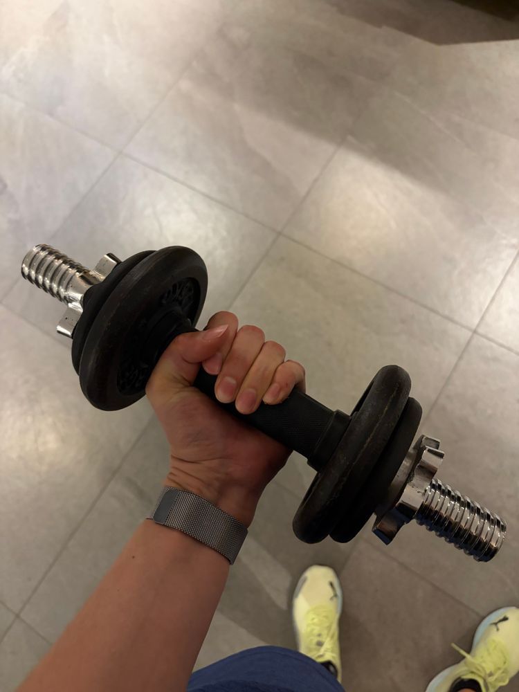 Frauenhand mit Kurzhantel