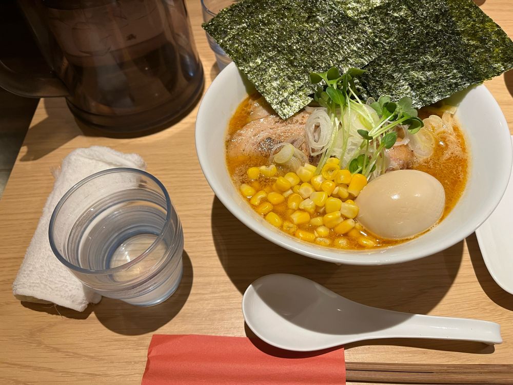 味噌ラーメン。
三枚の海苔に隠れて見えないが、チャーシューも三枚入ってる豪華品。味玉はスープが染みていて、黄身はトロトロ、アツアツ。
とうもろこし、否。コーンは、子供でなくても大好きになる甘さだった。
カイワレが載って「おしゃれラーメン」の覇気を纏っているが、その実は硬派な味噌味。
美味しかった。