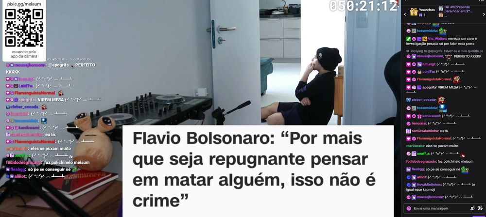 Printscreen de um momento da subathon do Meiaum.
Meiaum está sentado no chão ao fundo, olhando para o horizonte com a mão no queixo, reflexivo. Na tela, uma notícia cujo o título é: Flavio Bolsonaro: "Por mais que seja repugnante pensar em matar alguém, isso não é crime"
No chat, os viewers usam um kaomoji de uma carinha jogando uma mesa em indignação.