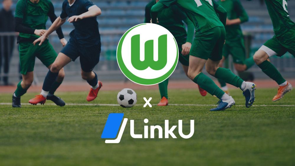Fußballspieler mit Ball dazu das Logo vom vfl Wolfsburg und das Logo von LinkU