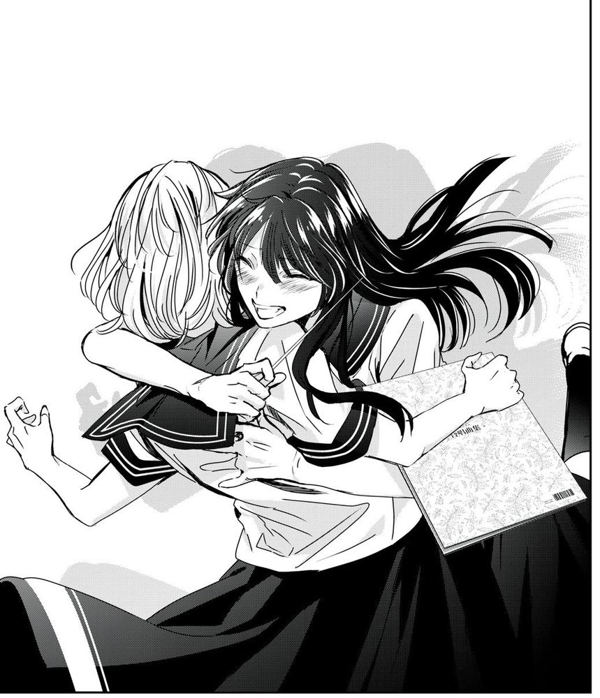 As duas protagonistas de moon on a rainy night se abraçando e sorrindo