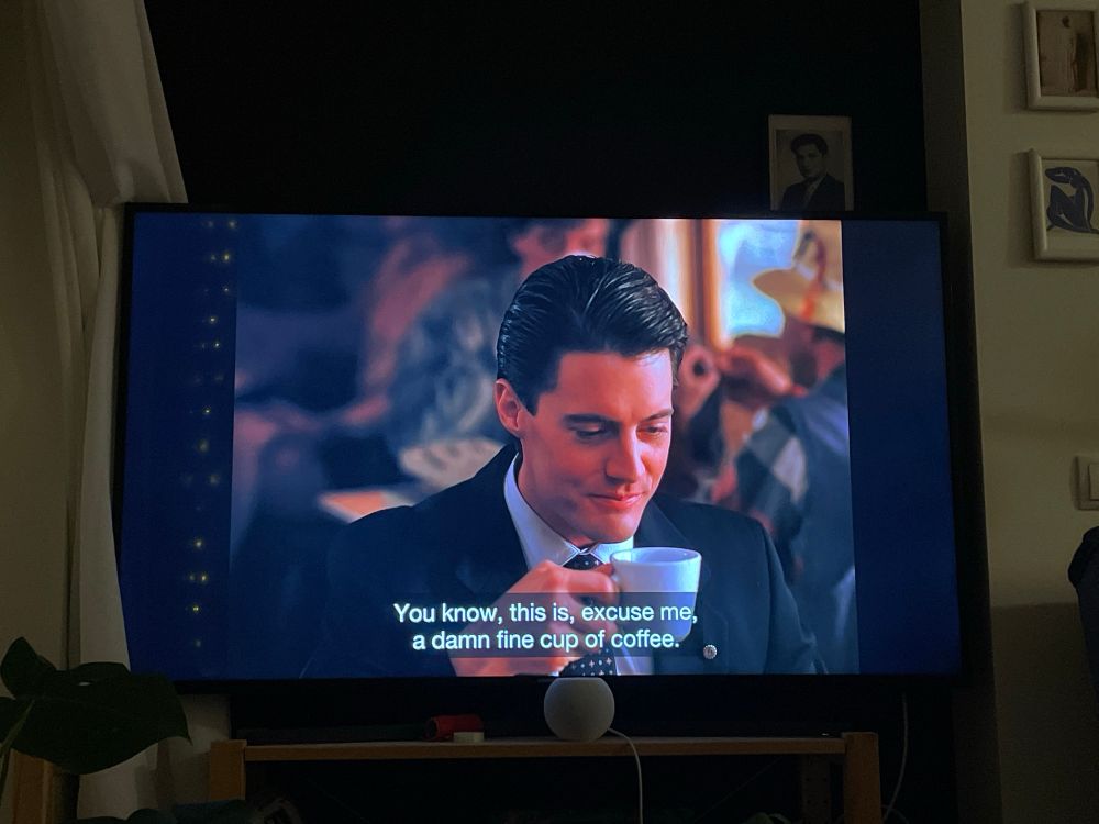Skjámynd af leikaranum Kyle MacLachlan í Twin peaks þar sem hann situr eftir sopa af kaffi og segir: „you know, this is, excuse me, a damn fine cup of coffee.“