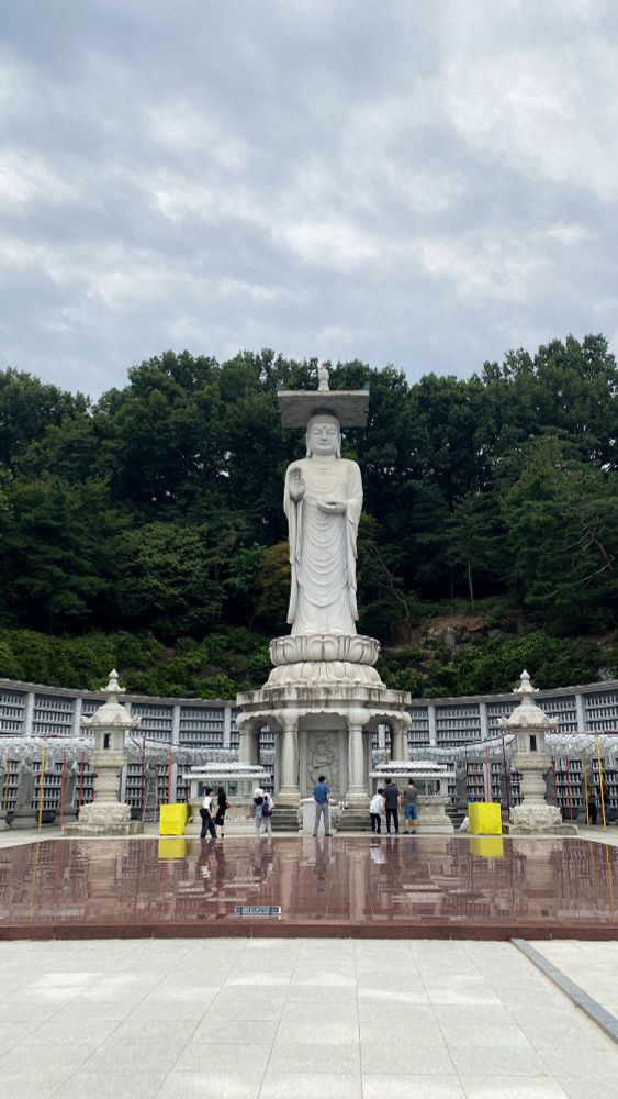 big buddhist statue in bongeunsa temple in seoul