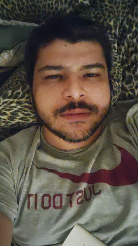 Selfie minha, homem branco, de barba e bigode ainda relativamente curtos, com os olhos estourados de vermelhos e baixinhos