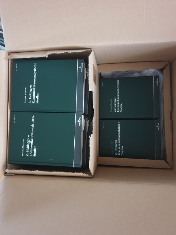Karton voller Belegexemplare meines neuen Buches: Zu Heidegger  - Kommunikationsanalytische Studien 