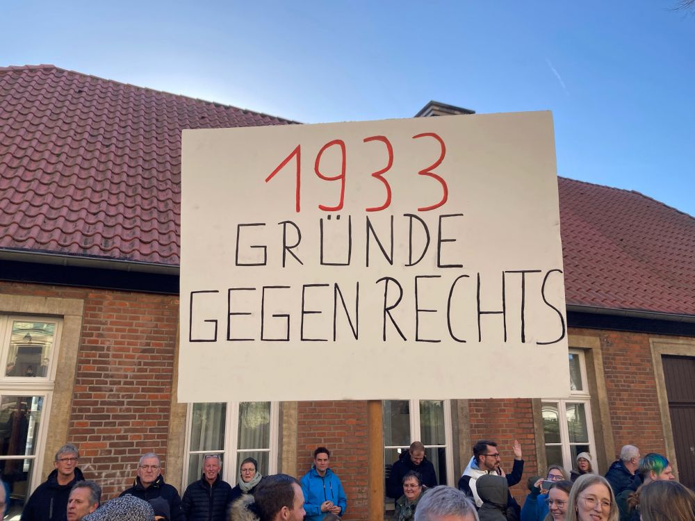 1933 Gründe gegen Rechts auf einem Demoschild