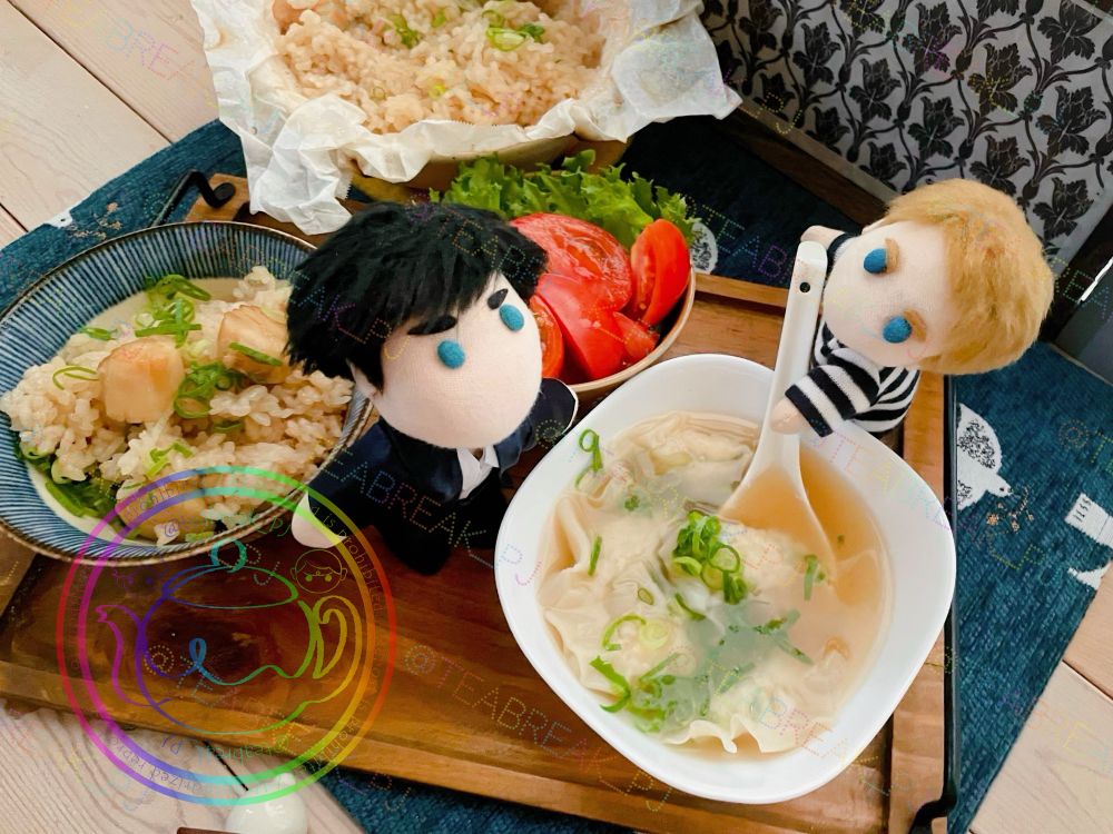 れんげで海老雲呑をすくおうとするぽけじょんちゃんと、それを見守るぽけしゃろちゃん