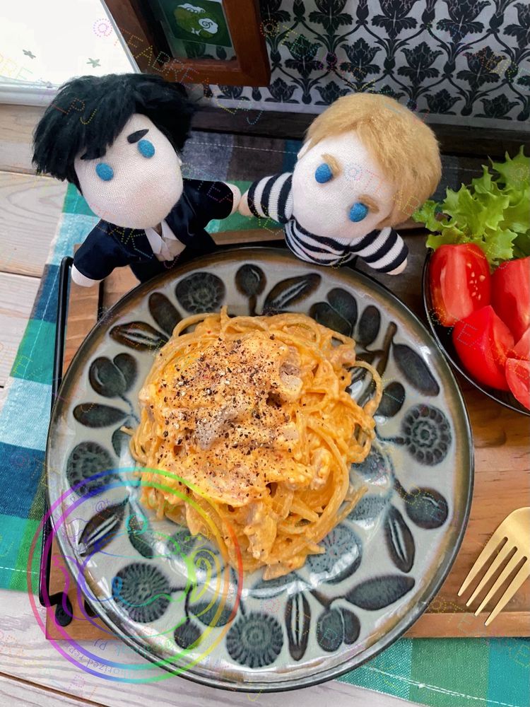 スパゲッティのお皿をのぞき込むぽけボーイズ