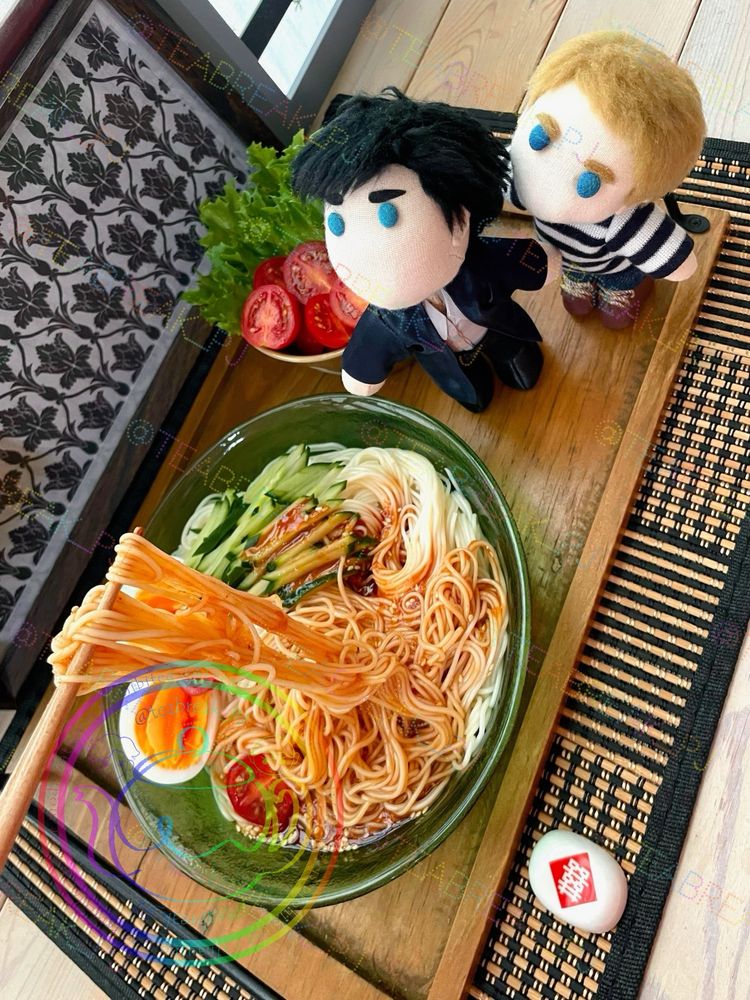 大きい人がお箸で持ち上げたピビン素麺を見上げるぽけボーイズ