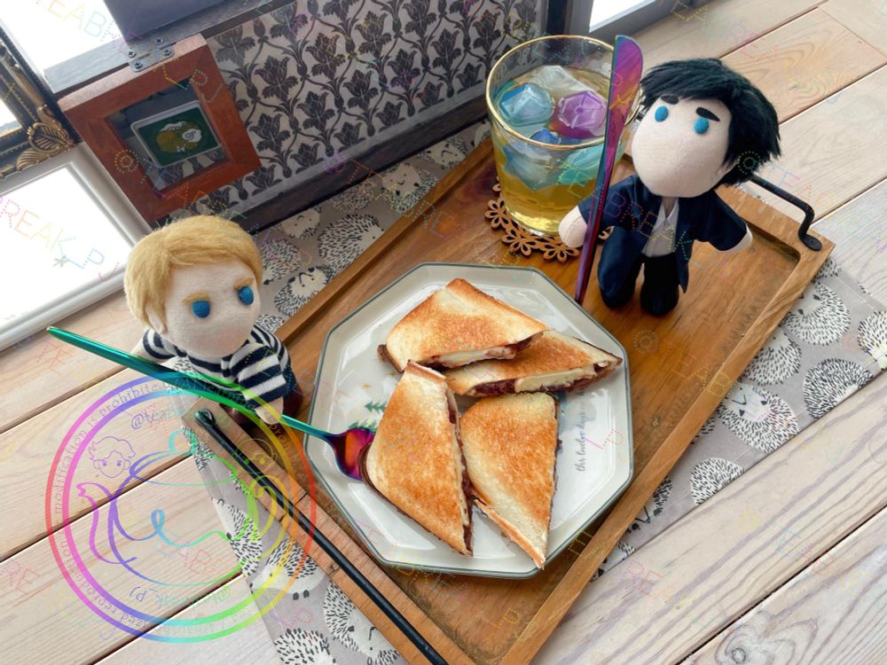 ぽけじょんちゃんはフォークを、ぽけしゃろちゃんはナイフを持ってホットサンドを切り分けようとするぽけボーイズ